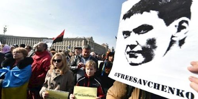 Kiev: Ukrainian protesters pelted the Russian embassy with eggs and demand the release of a Ukrainian pilot