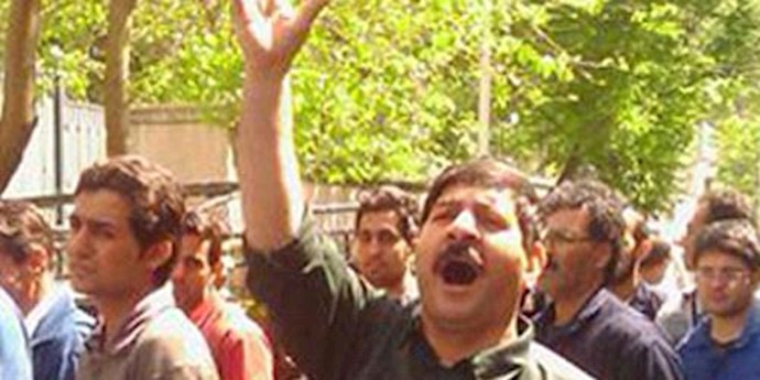 Iran: municipality workers rally outside local governorate office in western city