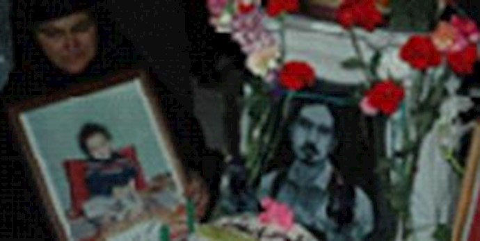 Iran: mother visits grave of son killed during 2009 popular uprising