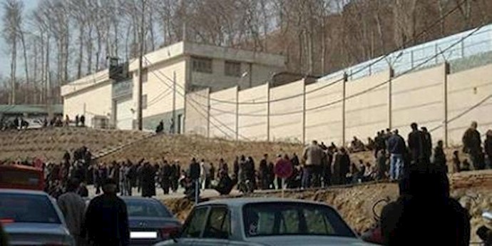 Iran: families of political prisoners & uprising martyrs outside Evin Prison; intel agents attacking