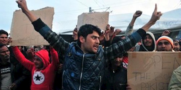 Hopeful refugees flooded back to migrant camp on the border with Macedonia