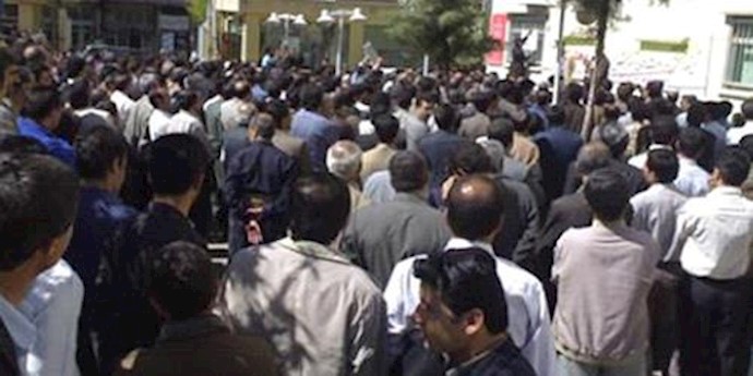 Iran: workers, employees protesting in many cities