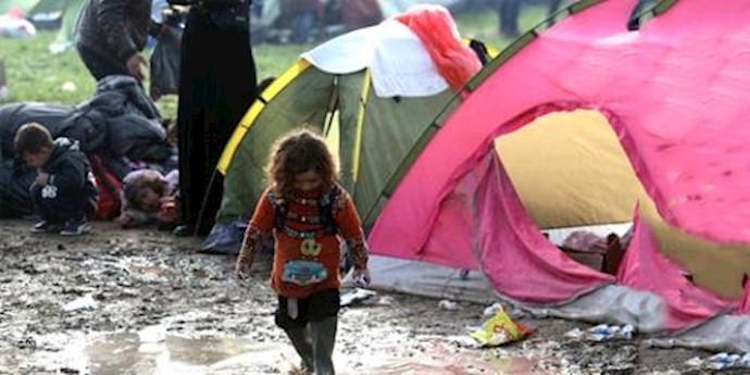 Mud misery on Macedonia border as migrant numbers swell