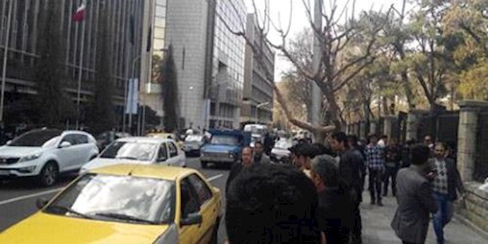 Iran: contract municipality workers rally in Tehran