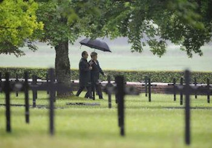 Hollande and Merkel attend the remembrance ceremony of the battle of Verdun