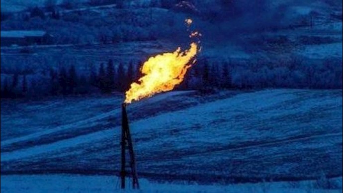 Crude Oil prices plunge due to strength of dollar, high global supply