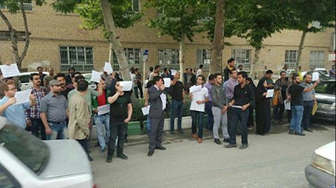 Iran: Victims of a government plundering scheme protest in front of the mullahs’ Parliament