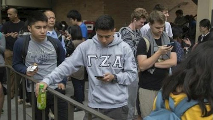 US poll: News on mobile devices surge, newspapers fall further