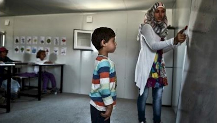 Refugee schoolchildren in Greek camp with makeshift classroom and no summer break