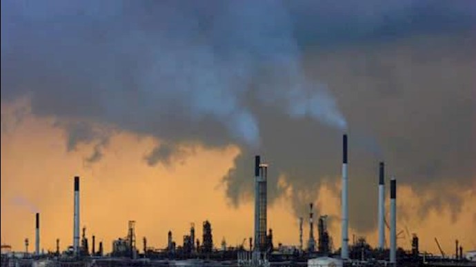 Crude Oil prices hold near April lows as oversupply drags