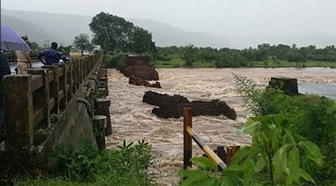 British-era bridge on Indian highway collapses, 20 people missing [photos]