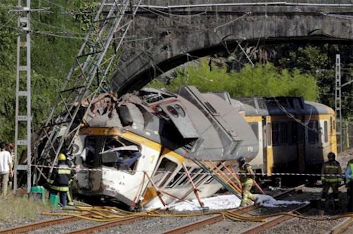 At Least Four Dead after Train Derails in Spain+Video&Photos