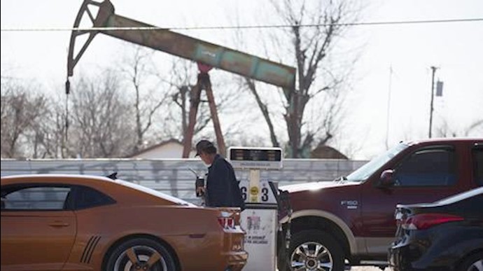 Oil prices stumble after U.S. drillers add new rigs, speculators cut long positions