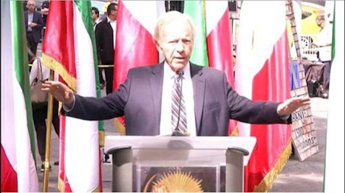  'Senator Joseph Lieberman speaking at a rally in NY in front of thousands of Iranian-Americans'