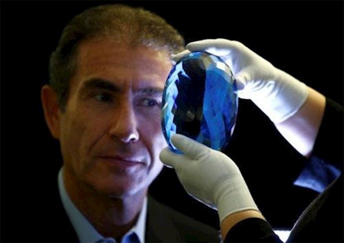 Blue topaz gemstone, largest of its kind, to go in display in UK+Video
