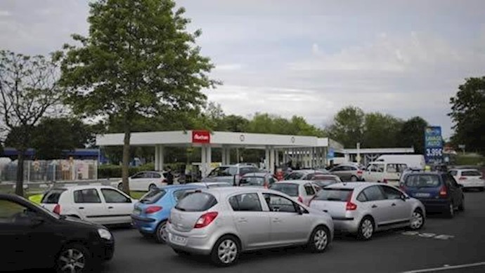 Oil tumbles on glut worry; biggest weekly drop since January looms