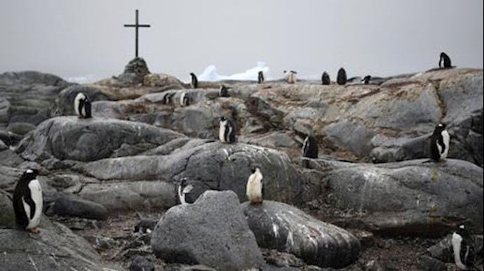 Ice cracks force shutdown of UK Antarctic station