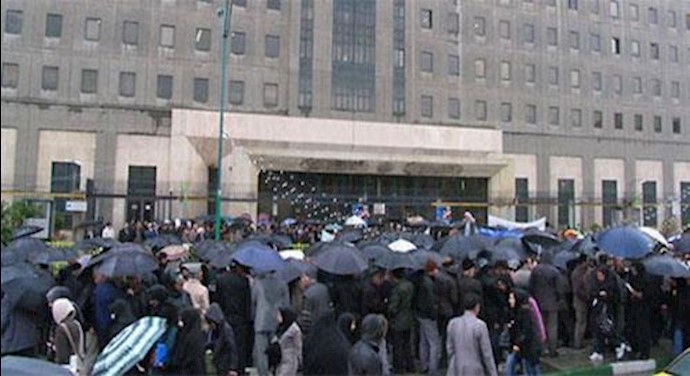 Iran; more than 3,000 protesters gather in front of the regime’s Parliament