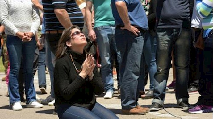 Crew member relatives mourn as Argentina searches for missing submarine+VIDEO