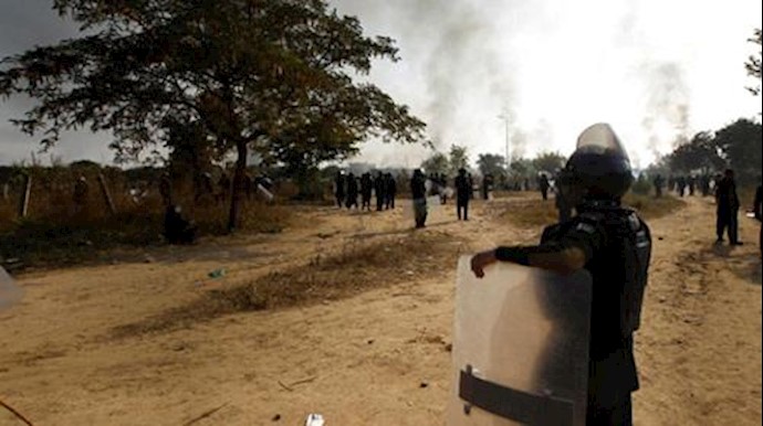 Pakistan government calls in army after police, Islamists clash