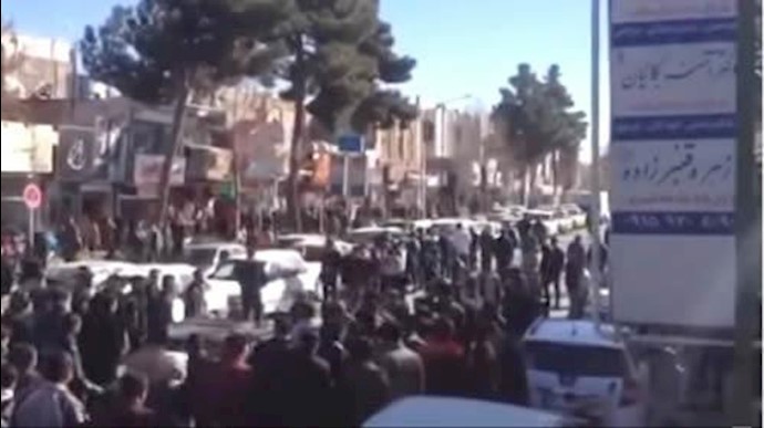  'The Iranian people against the mullahs in streets'