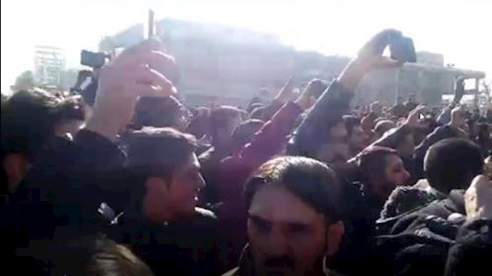 Iran: thousands protest in Mashhad, saying “Death to the Dictator”