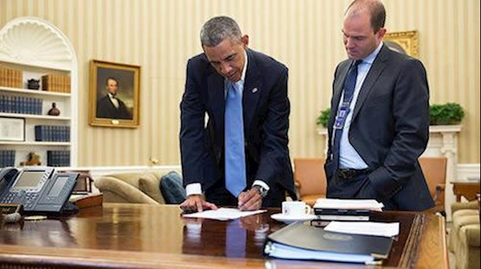  'Barack Obama in his White House office with Ben Rhodes'
