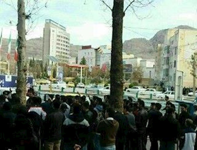 Iran, Khorram-Abad: residents at ‘Que Square’ in protest to cruelty and injustice