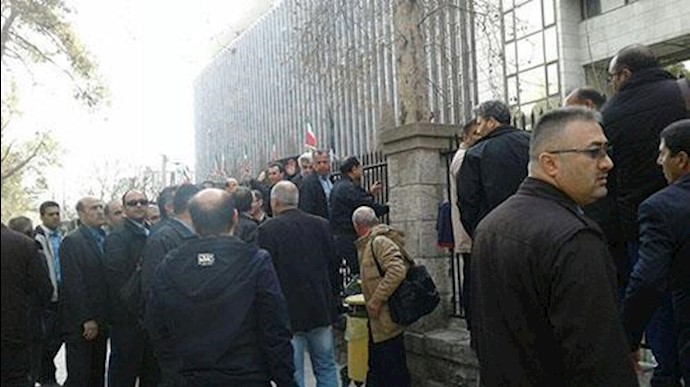 Iran: protest gathering of bus drivers in Tehran