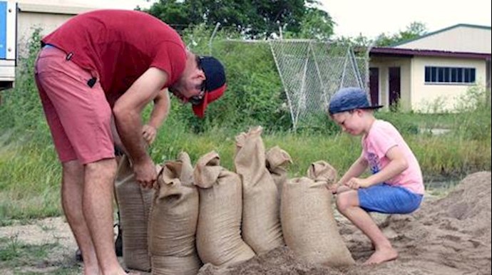 Thousands flee as Cyclone Debbie bears down on Australia
