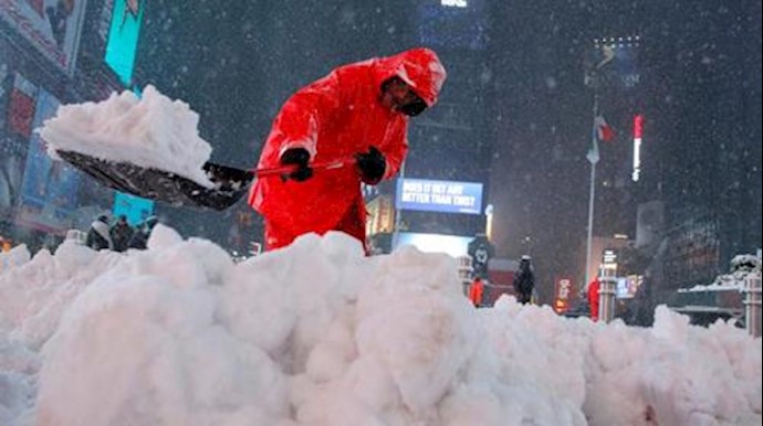 Photos – Blizzard blankets northeast U.S. with late-season snow