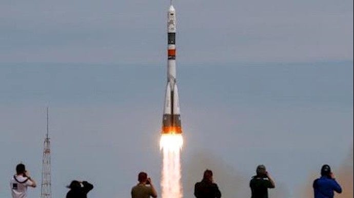 U.S.-Russian crew reaches space station with ‘awesomeness’