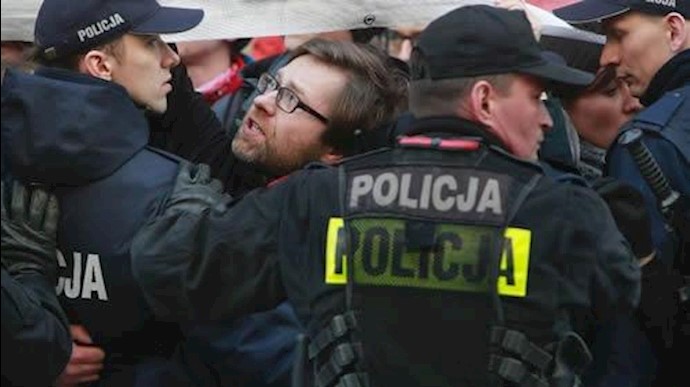 Poland police forcibly remove anti-nationalist protesters