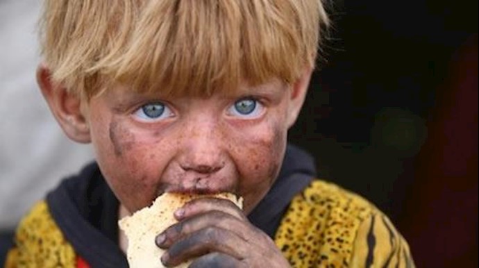 Syrians brave mines, execution to flee IS in Raqa