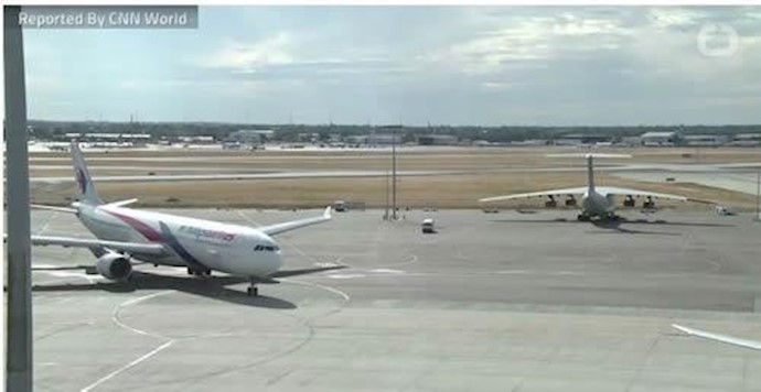 Malaysia Airlines flight returns to Melbourne after passenger tries to enter cockpit