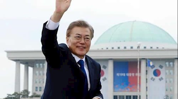  'South Korean President Moon Jae-in waves as he leaves the National Cemetery after inaugural ceremony in Seoul, South Korea May 10, 2017.'