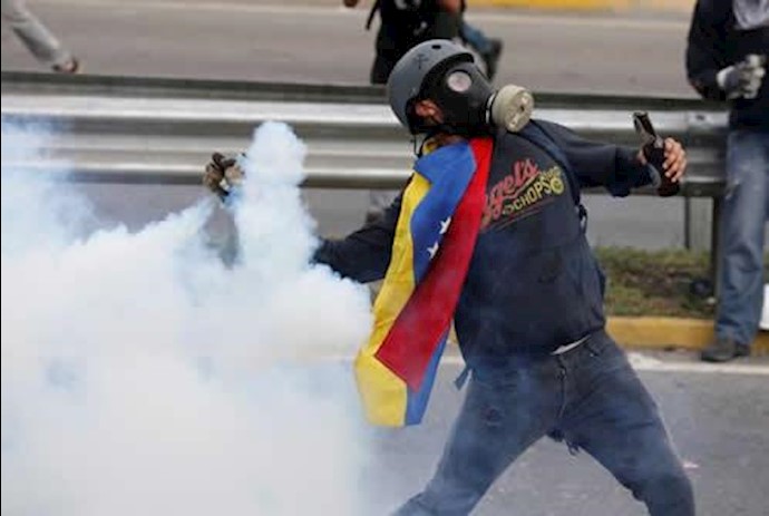 Video: Venezuelan opposition blocks streets to protest Maduro power shakeup