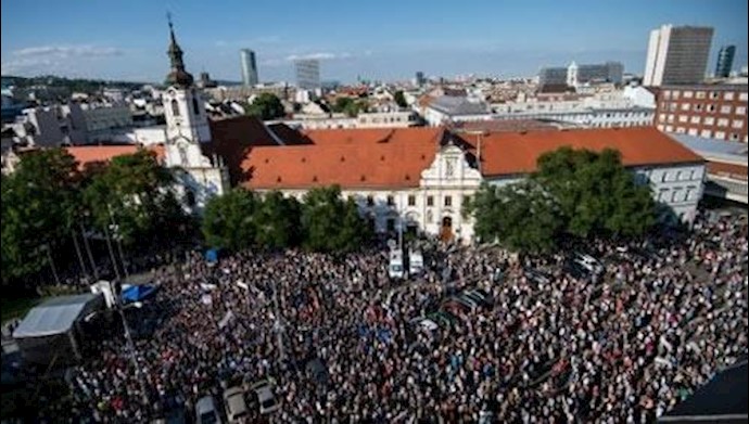Thousands of young Slovaks rally against corruption