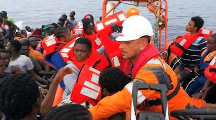 Hundreds of migrants rescued in boats off Libyan coast