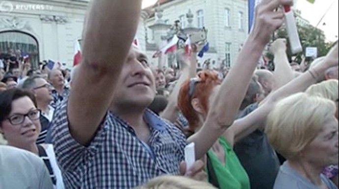 Polish president halts justice reforms after days of protests