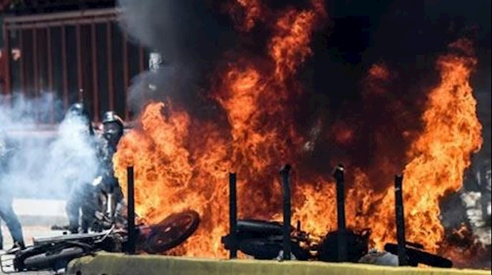 Venezuela troops attack protesters with rubber bullets, tear gas