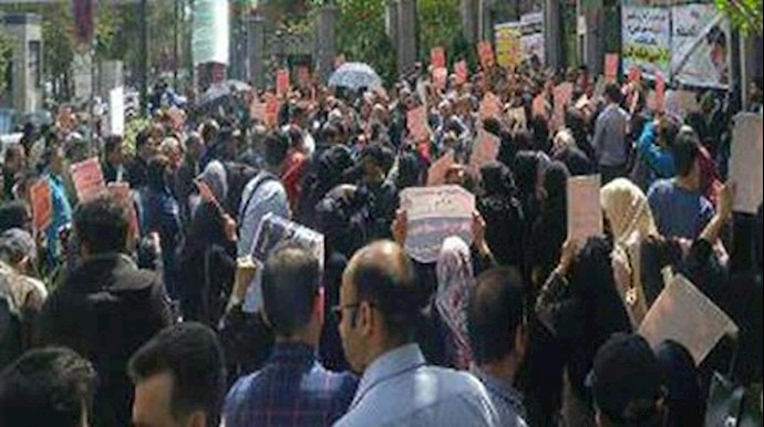 Iran: thousands of ransacked shareholders protest in front of Tehran’s Central Bank + Video & photos