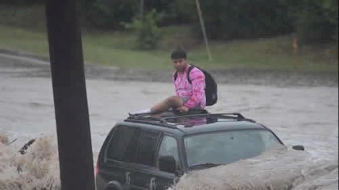 video : San Antonio firefighters rescue trapped driver caught in raging water