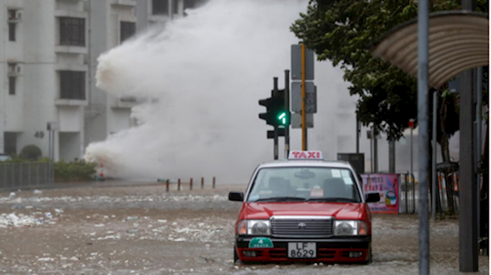 Video: Severe Typhoon Hato hits Hong Kong