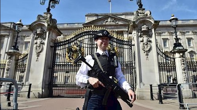 Video: Buckingham Palace on lockdown after ‘man armed with a sword’ attacks two police officers in front of tourists
