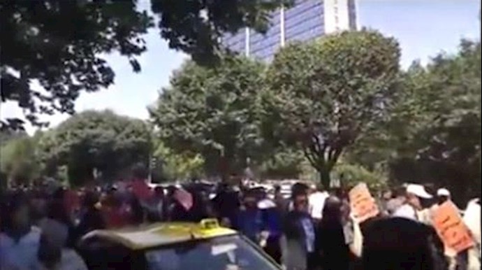 IRAN: Protesters Demand Their Deposits From IRGC-Affiliated Credit Institution+VIDEO