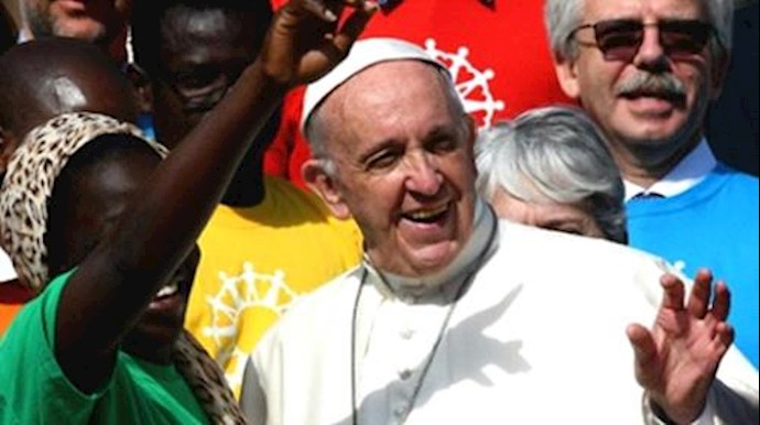 Pope Francis urges world to open arms to migrants