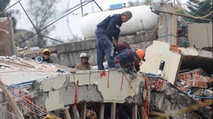 Mexicans race to save schoolgirl buried by quake; death toll at 237