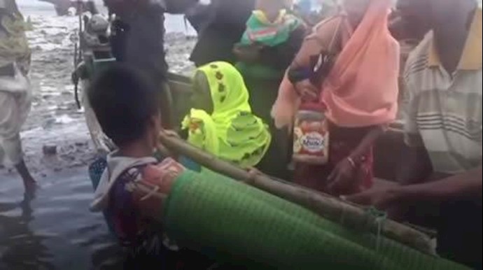  'The refugees escape the fire of the Myanmar government forces'