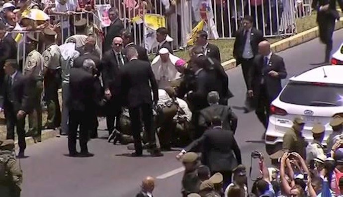 Video: Pope stops popemobile to comfort fallen horseback policewoman